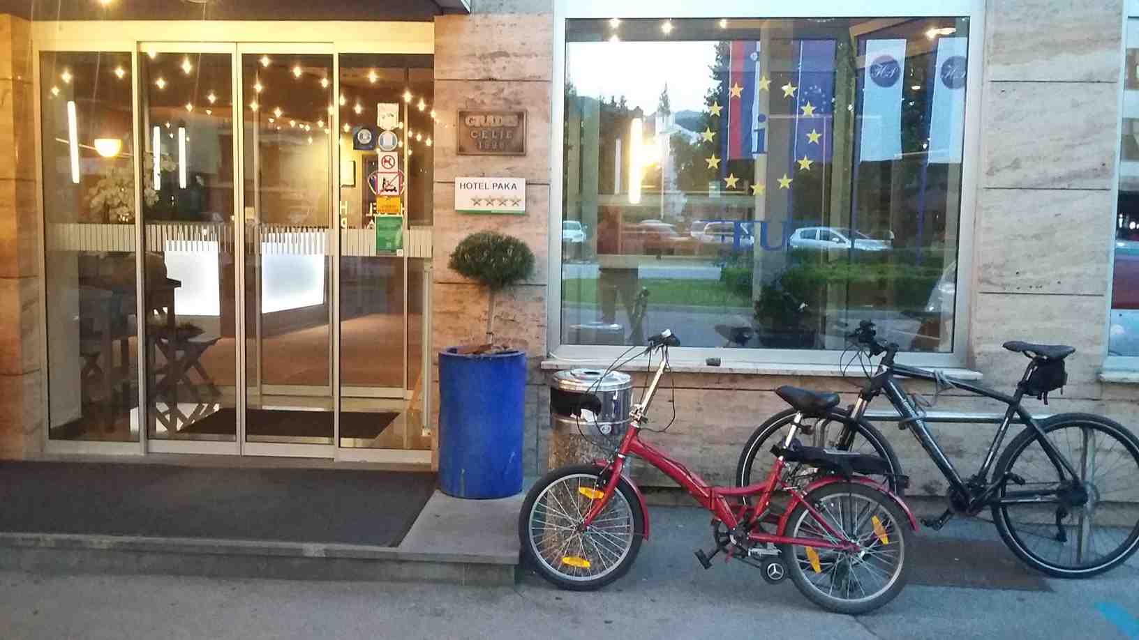 Roll-eX pred Hotelom Paka